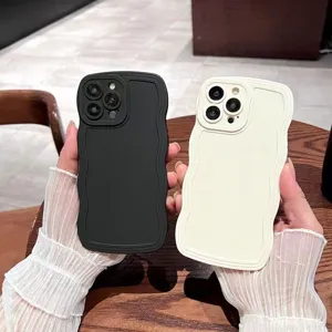 Primo piano dettaglio di custodia per telefono in silicone ondulato con protezione.