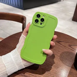 Cover per telefono verde ondulata con protezione completa della fotocamera e antiurto.