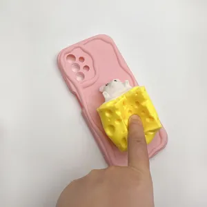 Silikon Handyhülle Detail zeigt niedliches Käse Maus Quetschspielzeug Textur und rosa Design.