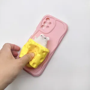 Detailansicht der niedlichen 3D Käse Maus Anti-Stress Handyhülle mit Wellenmuster.