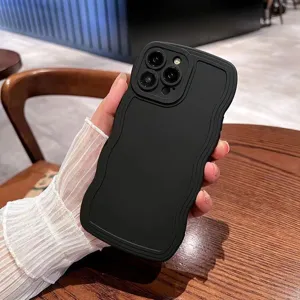 Custodia per telefono nera ondulata con protezione completa per fotocamera, elegante.