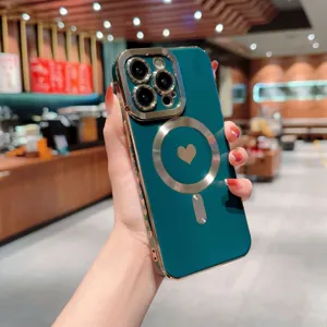 Custodia per telefono magnetica galvanizzata con motivo a cuore, dettagli di copertura morbida.