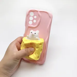 Detailansicht der rosa wellenförmigen Handyhülle mit niedlichem Käse-Maus-Quetschspielzeug.