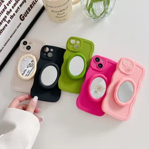 Detailansicht der wellenförmigen Silikon iPhone Schutzhüllen mit integriertem Kosmetikspiegel.