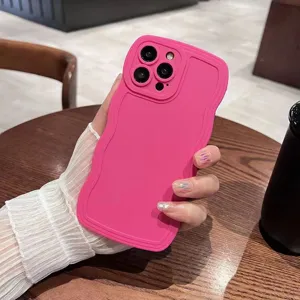Cover per telefono in silicone rosa ondulato dettaglio con protezione fotocamera e design.
