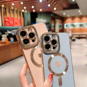Primo piano di cover per telefono magnetiche galvanizzate con motivi a cuore rosa e blu.