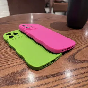 Vista dettagliata di cover per cellulare in silicone ondulato alla moda in rosa e verde.