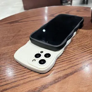 Cover per telefono in silicone ondulato con protezione completa della fotocamera antiurto.