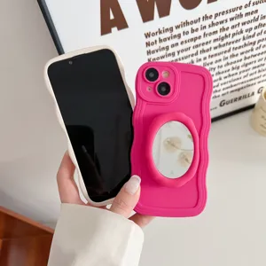 Detailansicht der wellenförmigen Silikon iPhone Hülle mit Make-up Spiegel und praktischem Ständer.