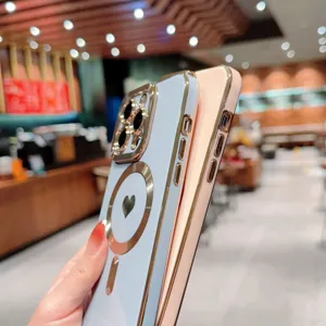 Vista dettagliata della custodia magnetica galvanizzata con anello a cuore e fotocamera.