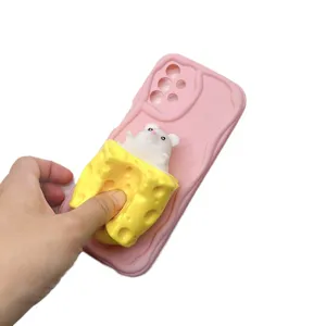Rosa Silikon Handyhülle mit Welle und Käse Maus Antistress Spielzeug für Samsung S23
