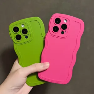 Primo piano dettagliato della custodia per telefono in silicone ondulato, protezione.