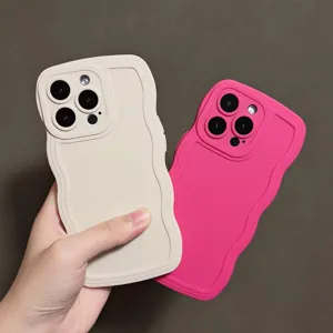 Vista dettagliata della custodia in silicone ondulata, protezione fotocamera opaca.