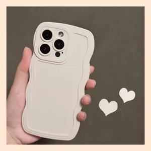 Primo piano della custodia per cellulare in silicone ondulato estetico, cover beige minimal.