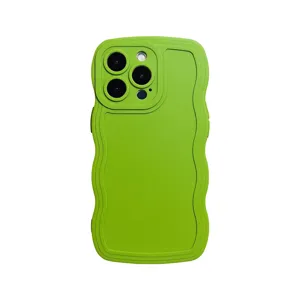 Dettaglio in primo piano della cover per telefono in silicone ondulato verde chiaro con fotocamera.