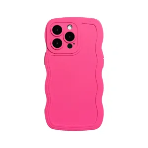 Custodia per telefono in silicone ondulato rosa vivo con protezione completa della fotocamera.