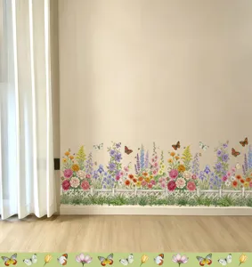 Vue détaillée de stickers muraux clôture fleurie et papillons sur un mur neutre