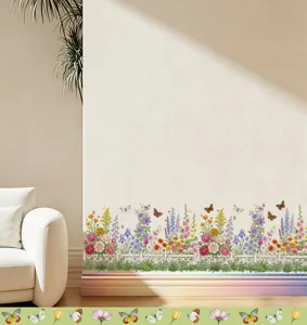 Détail de l'autocollant mural montrant une clôture fleurie et des papillons pour plinthe