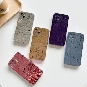 Primo piano dettagliato di custodie per telefoni con texture liquida galvanizzata di lusso.