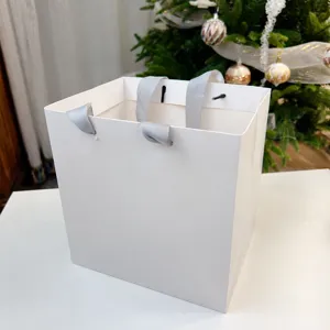 Borsa regalo in carta bianca con manici in nastro grigio, scatola quadrata per regali