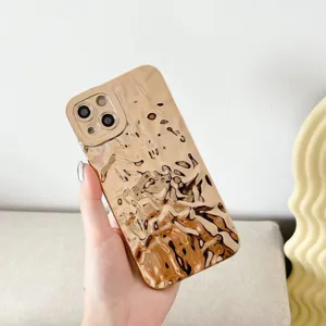 Custodia iPhone effetto pietra oro elettroplatata, dettaglio della cover morbida liquida.