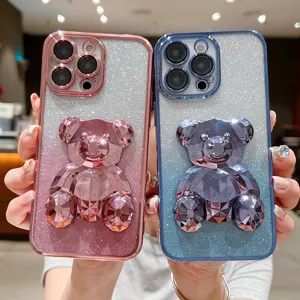 Detailopname van het glinsterende verlooptelefoonhoesje met een glimmende 3d diamantbeer.
