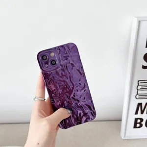 Cover per telefono con texture irregolare galvanizzata viola compatibile con iPhone lucida.
