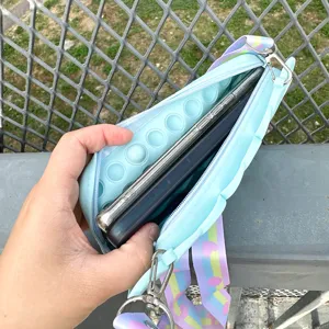 Push Pop Bubble Silikon Umhängetasche Detail zeigt Innenkapazität für Handy und Reißverschluss.