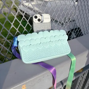 Hellblaue Silikon-Umhängetasche mit Herz-Muster und buntem Regenbogen-Schultergurt für Alltag.