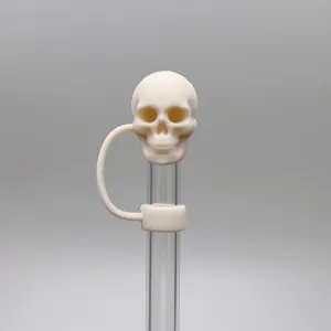 Dettaglio in primo piano del topper per cannuccia a forma di teschio in morbido silicone.
