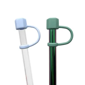 Dettaglio copri-canna esagonale in silicone, tappo per bevande antipolvere riutilizzabile.