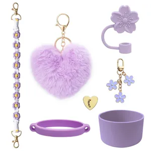 Paarse bekerset accessoires inclusief siliconenhoes, rietjeshoes en schattige pluche pompon.