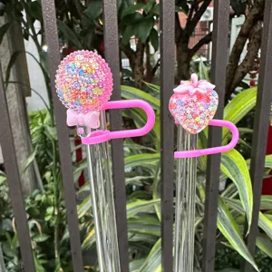 Süße rosa Bonbon- und Erdbeer-Strohhalmhüllen Detail, 10mm Staubstopfen für Stanley Becher.