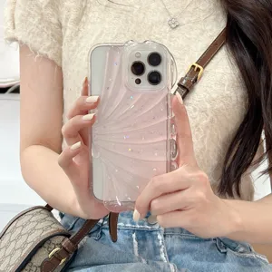 Vista di dettaglio della cover per telefono rosa 3D con conchiglia e glitter per iPhone.