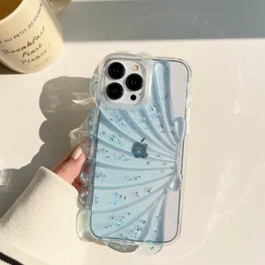 Primo piano dettagliato della custodia per telefono a conchiglia 3D blu con stelle glitter e resina.