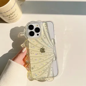 Vista dettagliata della custodia trasparente 3D a conchiglia con stelle glitterate per iPhone.