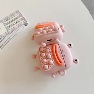 Détail de coque en silicone pour AirPods Pro avec design de dessin animé mignon rose et lèvres oranges.