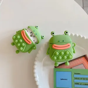 Gros plan détaillé de la jolie coque Airpods en silicone grenouille avec bulles à presser.