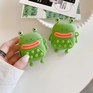 Gros plan détaillé de la jolie coque AirPods en silicone grenouille avec bulles amusantes.