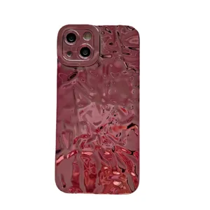 Elegante custodia per iPhone in metallo liquido galvanizzato con consistenza stropicciata.
