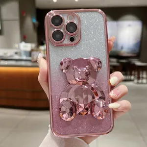 Detail van het glinsterende verloop hoesje met diamanten berenstandaard en glanzende rand.