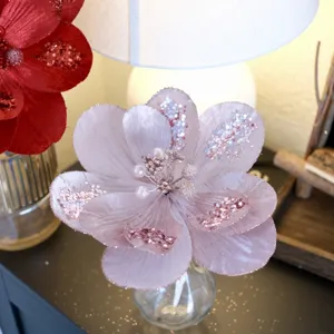 Künstliche rosa Magnolienblüte mit Perlenstaubblättern und Glitzer für Weihnachtsdeko.