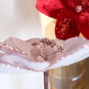 Detailaufnahme von DIY Weihnachtsperlen Staubfaden Glitzer Magnolie für Baumdeko