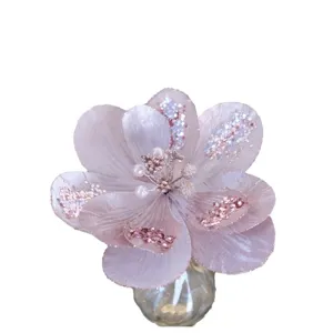 Glitzernde kuenstliche Magnolie Bluete mit Perlen Staubfaeden fuer Weihnachtsbaum Deko