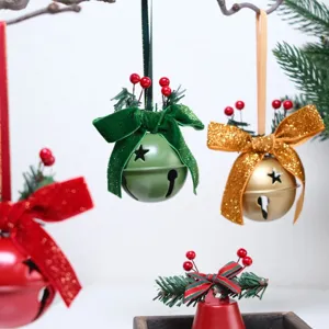 Campana in metallo opaco di Natale con fiocco e aghi di pino per decorazione festa e vetrina