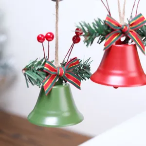 Ciondolo campanella in metallo opaco di Natale dettaglio con aghi di pino e fiocco.