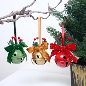 Campanelle di Natale in metallo con fiocchi di velluto e pino per decorare l'albero.