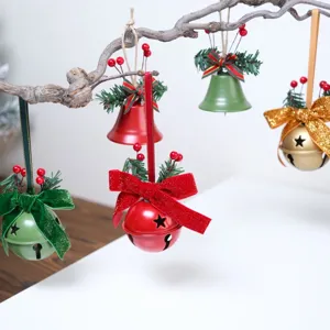 Campana decorativa di Natale con aghi di pino e fiocco, ideale per albero o esposizione.