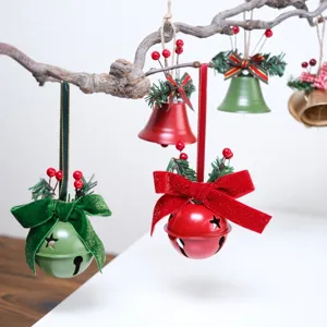 Bellissima decorazione di campana sospesa natalizia con aghi di pino e fiocco per feste.