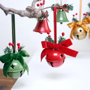 Ornamenti natalizi a campana in metallo con fiocco in velluto e aghi di pino per feste.